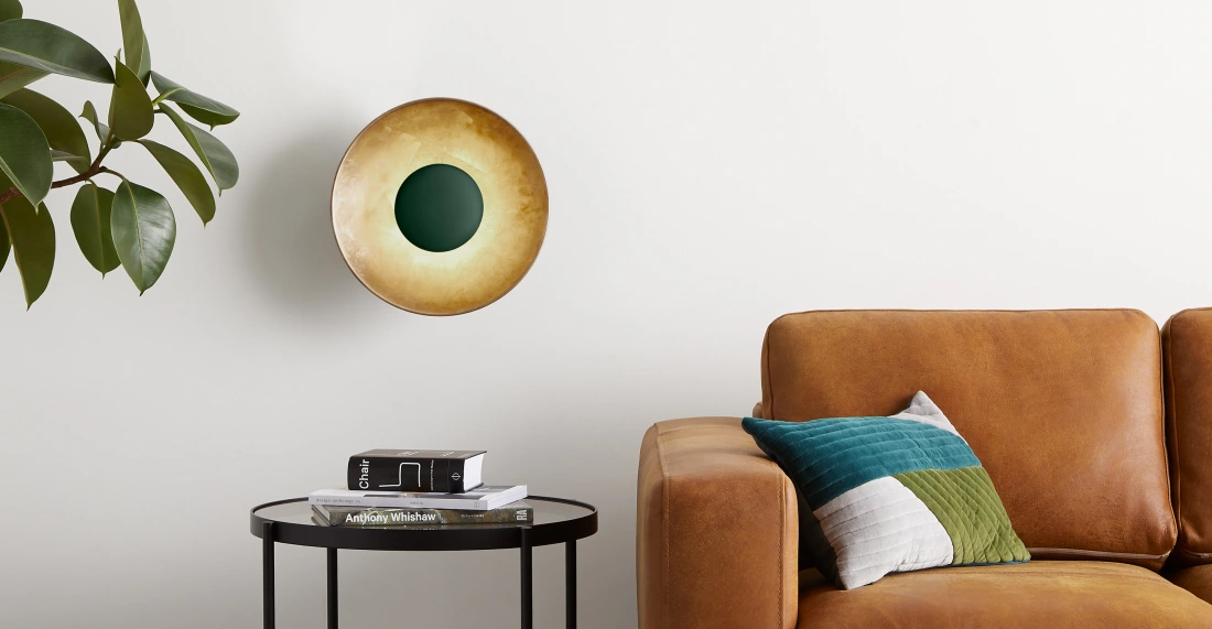 Woonfavorieten; ladekast van mango- en acaciahout, kek stoeltje met palm print + studio-geïnspireerde wandlamp